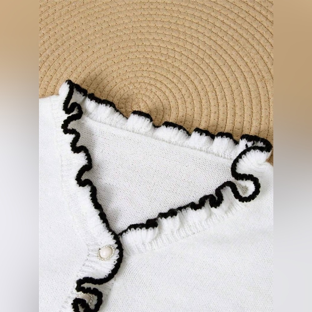 Stylish Contrasting Fungus Trimmed Pearl Button Sweater - Picture 3 of 4